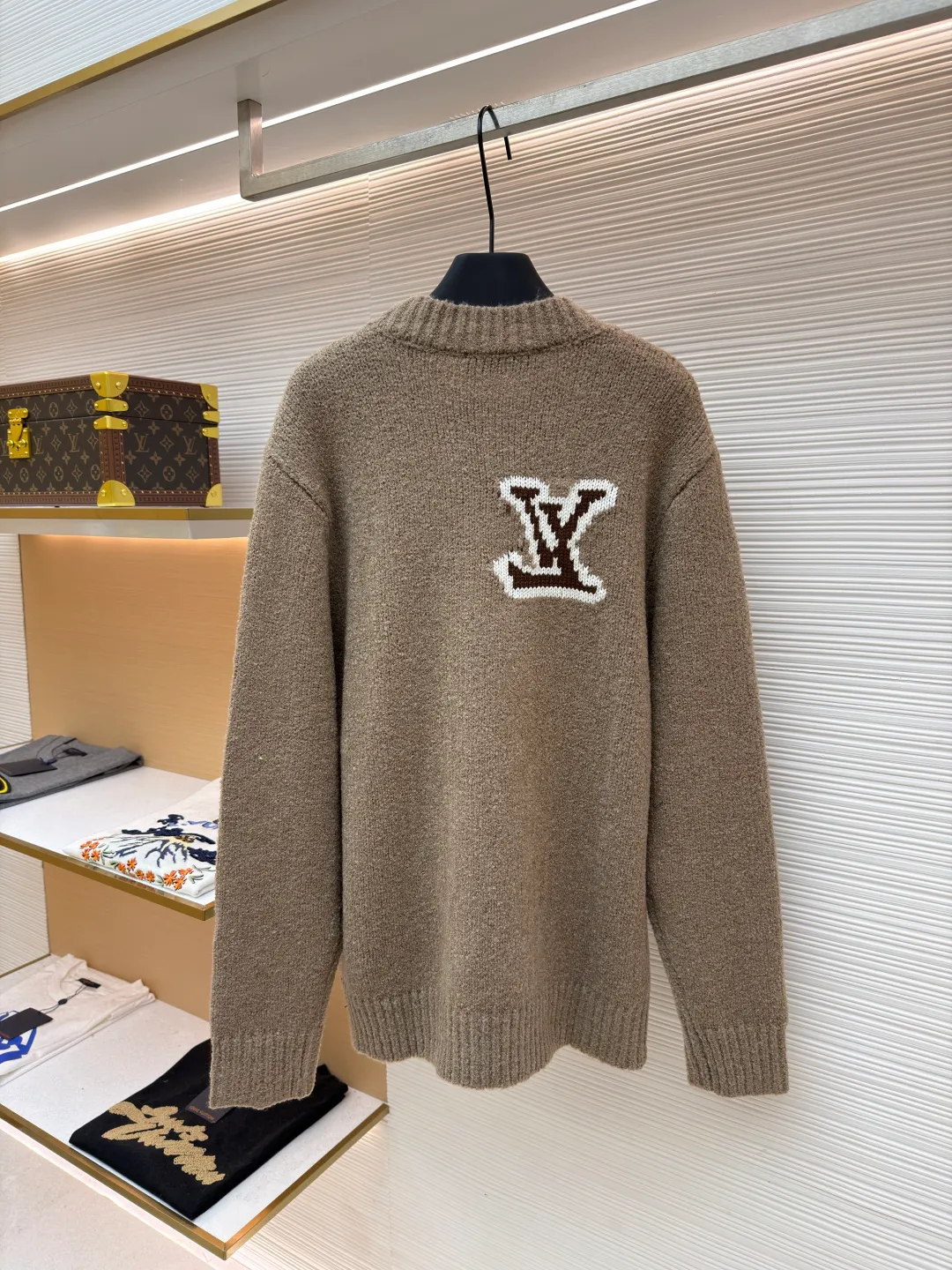 LOUIS VUITTON double-sided intarsia sweater ●Original version: Purchased and developed by 10699 ●Item number: 1680925-A85 ●Fabric: wool blended fabric ●Technology: knitted intarsia production ●Version: fitted version ●Weight: about 655 grams ●Size: S-M-L-XL ●Description: Made of custom-woven and dyed sheep wool 65% cotton %20 Spandex 15%. The special washing process is very soft and skin-friendly. It has 7 knitting workers. The thickness of each stitch of the inlay on the clothing logo is consistent with ZP. The back logo is mirror inlay. This crew-neck sweater is made of a blend of sheep wool and yak hair, and uses thick yarn to create a comfortable texture. The contrasting LV logo is integrated into the knitted fabric, and the mirror-effect logo is cleverly displayed on the rear. The casual and elegant design makes it easy to style your weekend look. The overall wiring is straight and delicate, the fabric is comfortable and soft, and the color is consistent without color difference. It can be matched with the same style to create a fashionable look and control various occasions. Customized accessories, complete with three standards, same style for men and women!